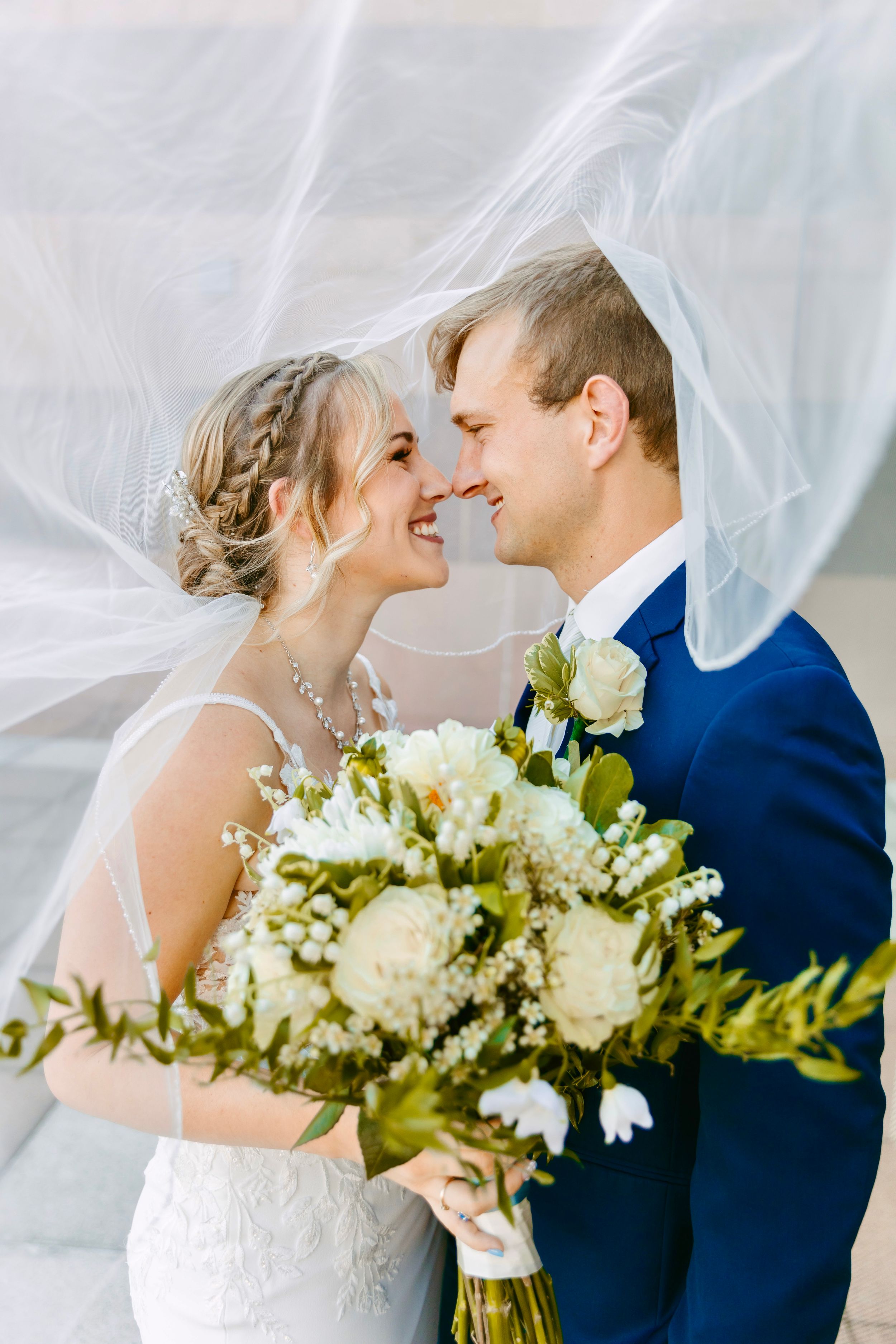 Romantic wedding photos images in Des Moines, Iowa. wedding photography Ideas for Iowa wedding venue and photography