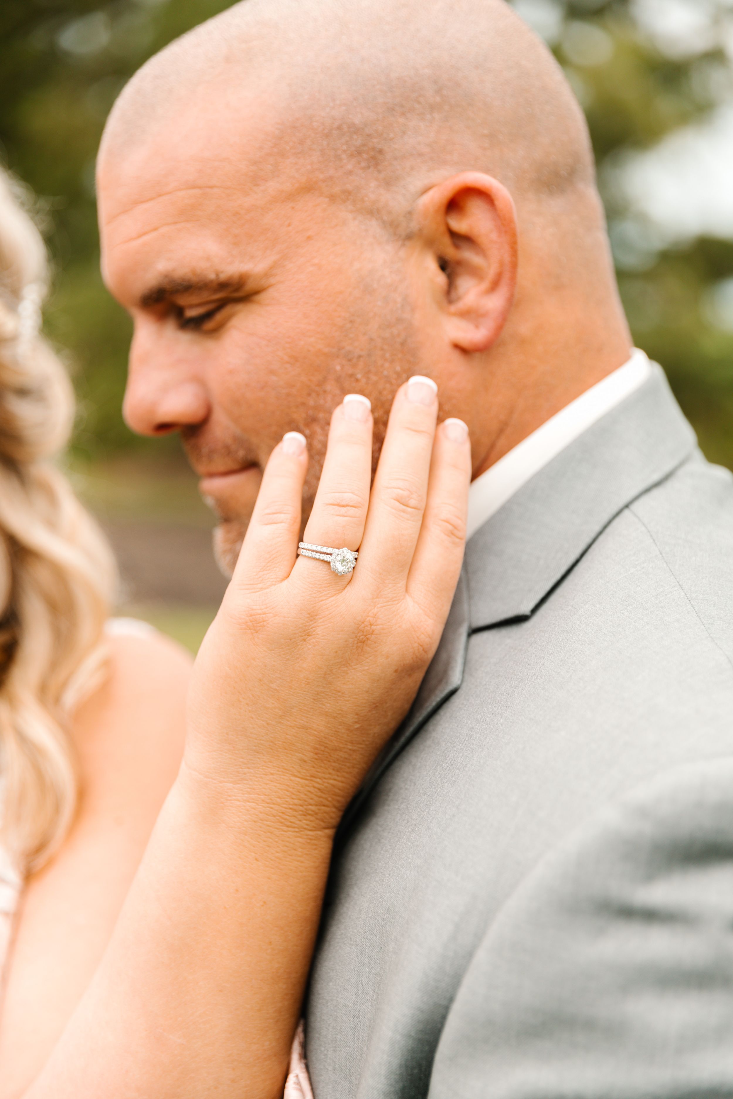 Romantic wedding photos images in Des Moines, Iowa. wedding photography Ideas for Iowa wedding venue and photography