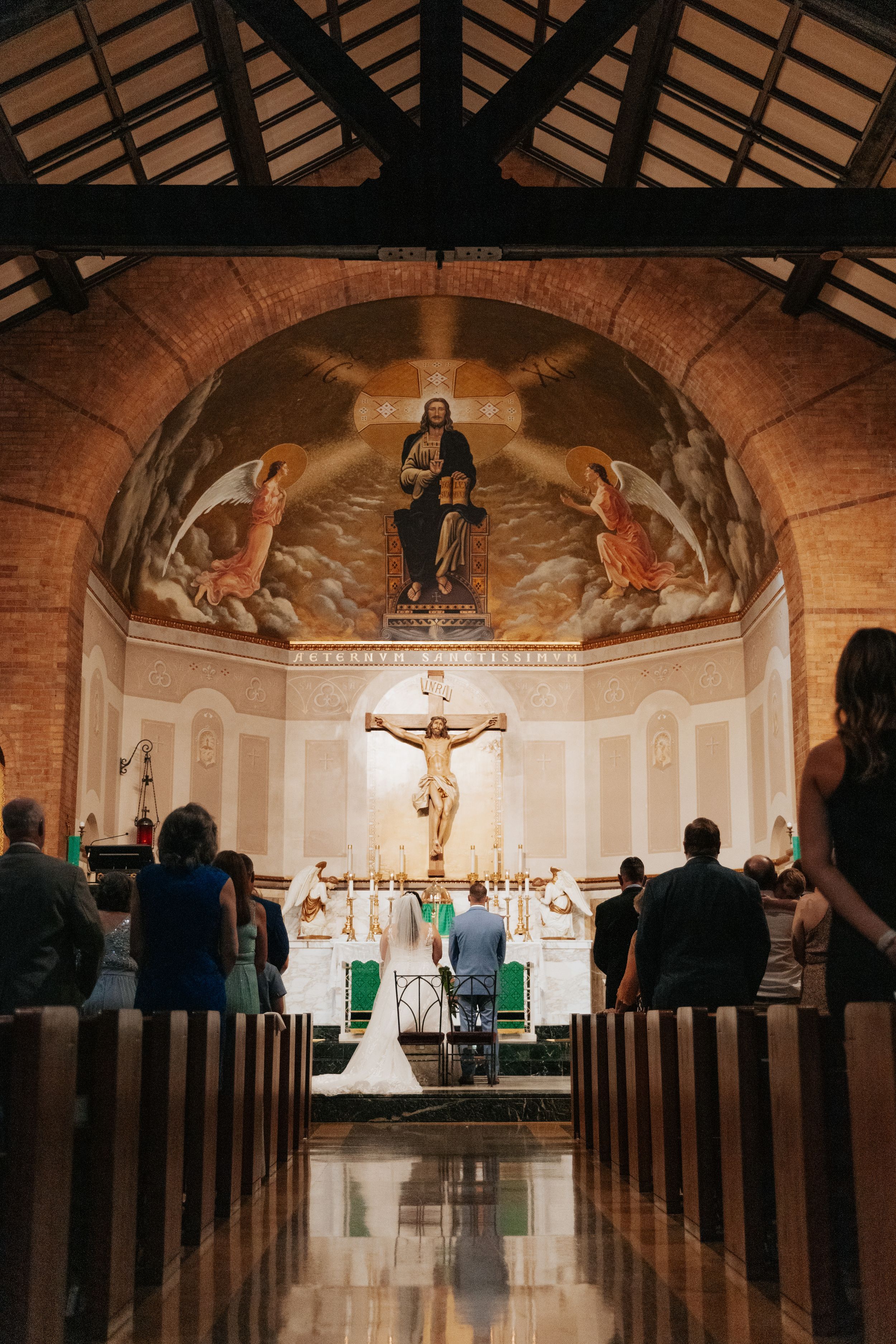 Romantic church wedding photos images in Des Moines, Iowa. wedding photography Ideas for Iowa wedding venue and photography