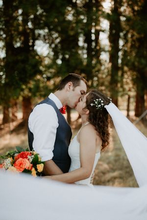 an oregon coast wedding photographer specializing in elopements and intimate weddings for adventurous, emotive couples