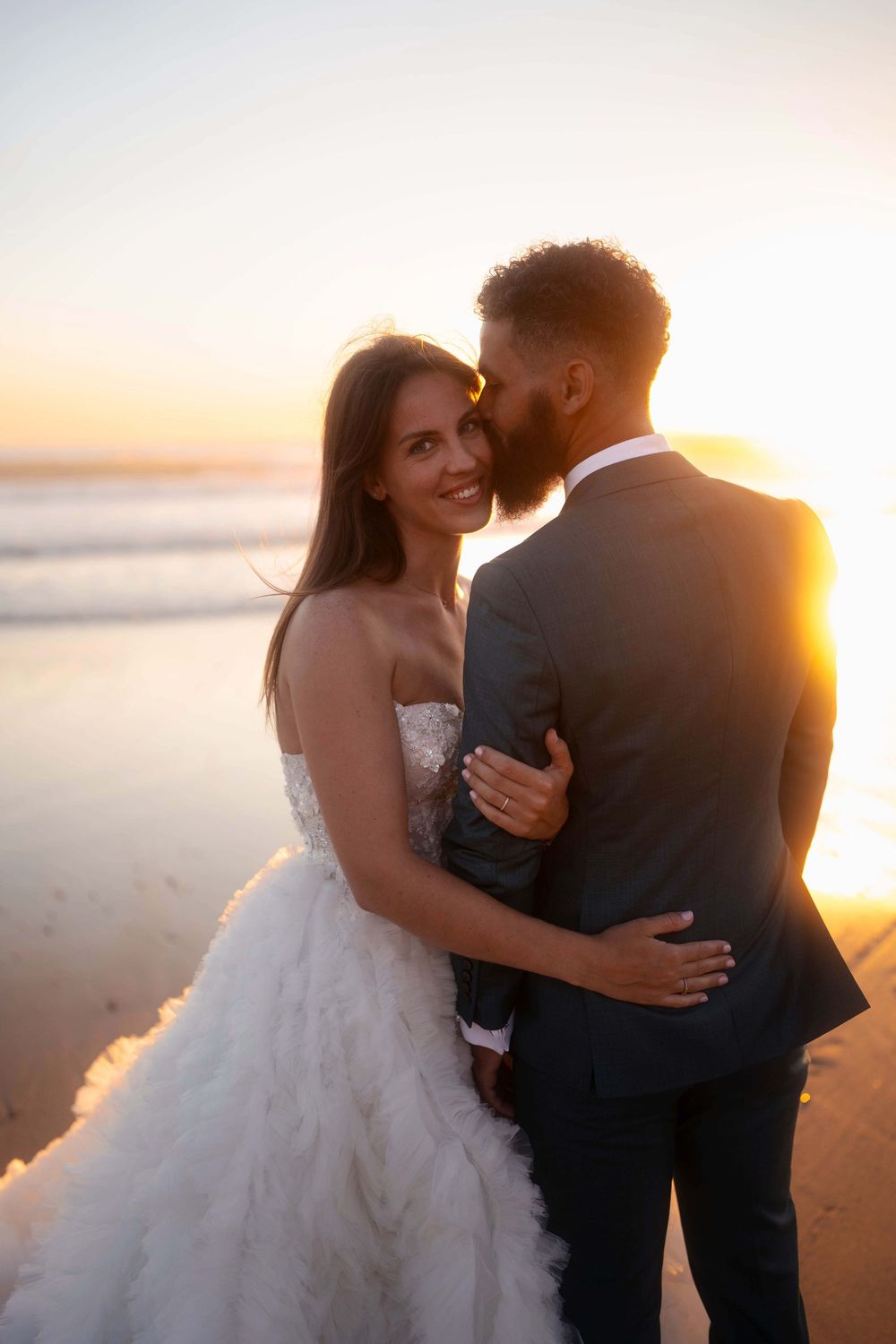 Mariés lors d'une séance photo de couple à l'océan
