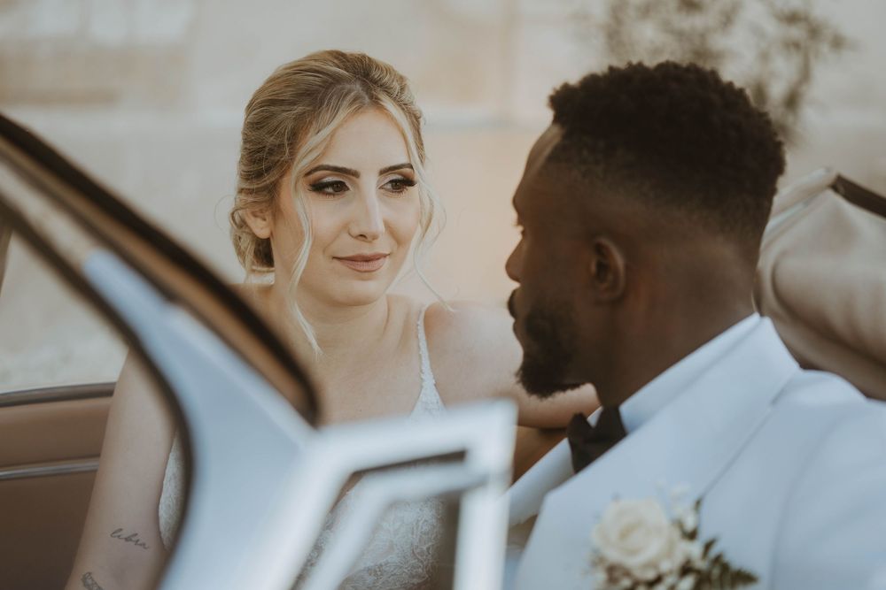 Couple de mariés photographié en extérieur en Gironde