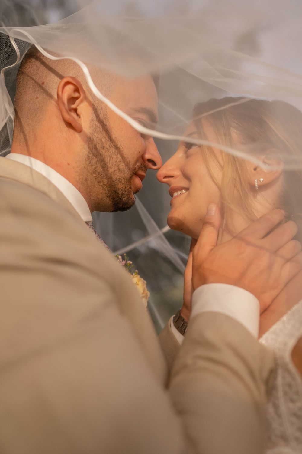 Couple de mariés photographié dans une lumière naturelle