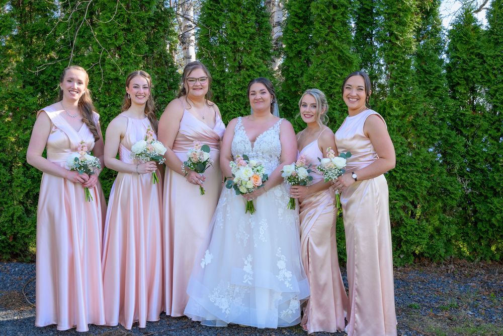 Portrait de la mariée et de son cortège de demoiselles d'honneur à l'Auberge des Îles à Saint-Gédéon.