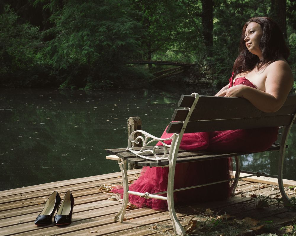 Portrait féminin au bord de l'eau dans un cadre naturel paisible.