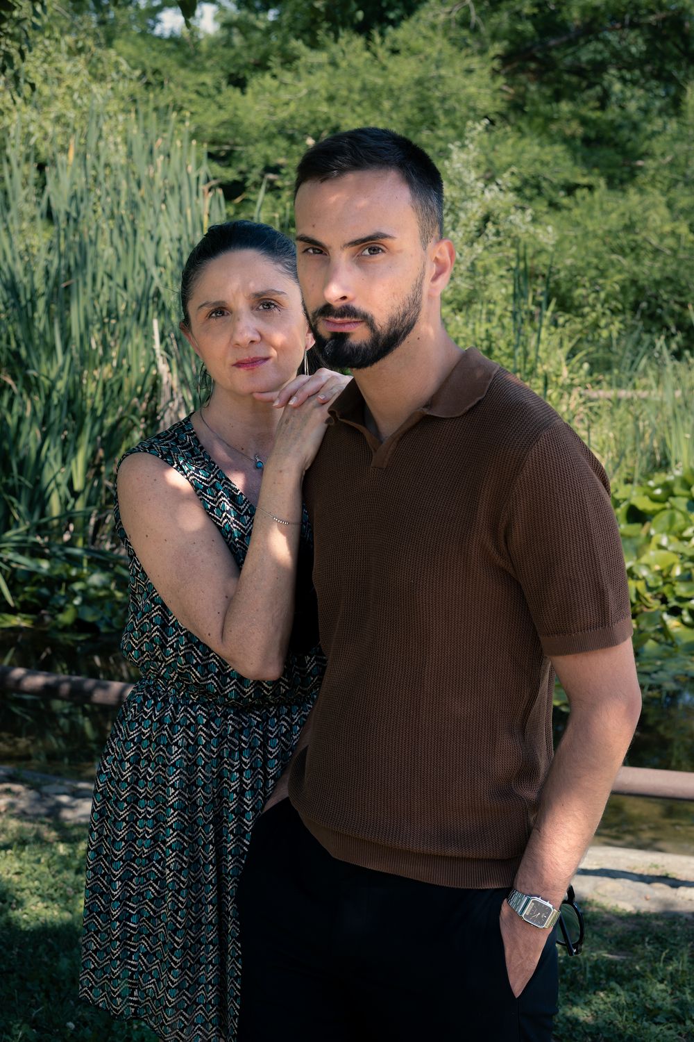 Portrait en duo réalisé en extérieur dans un environnement naturel.