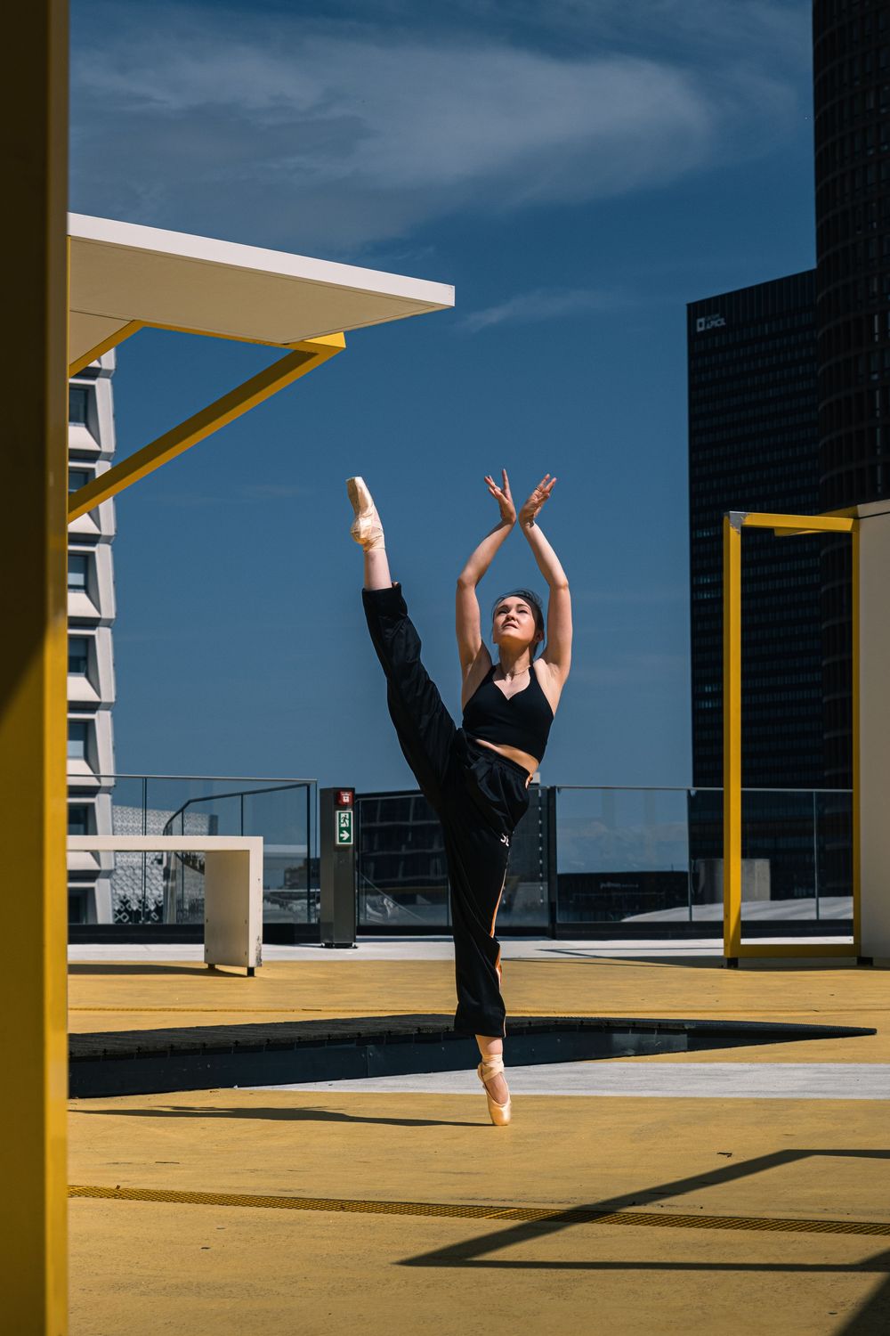 Danseuse réalisant une figure classique dans un environnement urbain contemporain à Lyon.