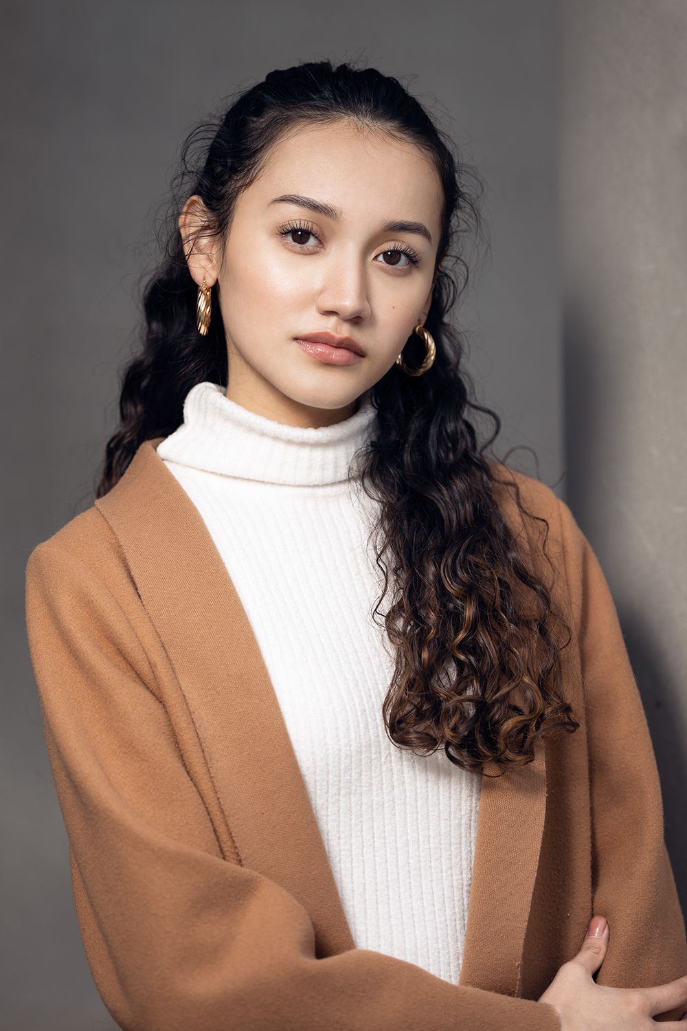 High school senior portrait of young woman in natural light photographed in Minneapolis by Gerardo & Co.