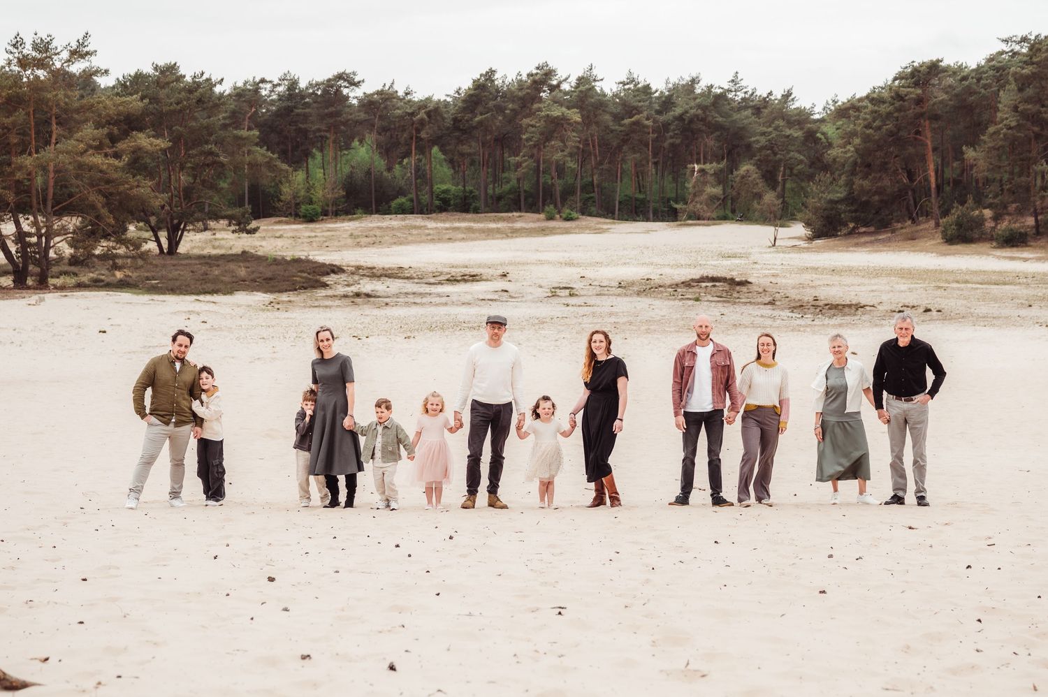familie, gezin, fotoshoot, gek doen, spontane fotografie, gezelligheid, buiten, waardevolle momenten, fotograaf salland, warmte
