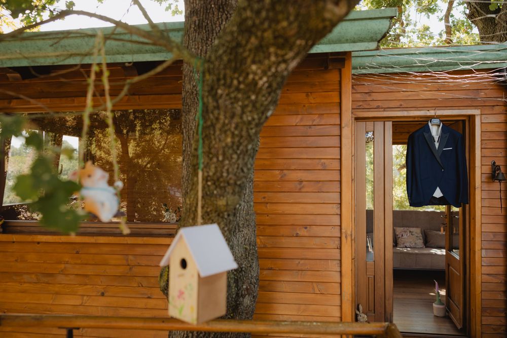 L’abito di Marco appeso nella casa sull’albero dell’Agriturismo Casantica.