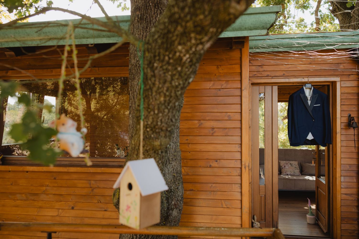 L’abito di Marco appeso nella casa sull’albero dell’Agriturismo Casantica.