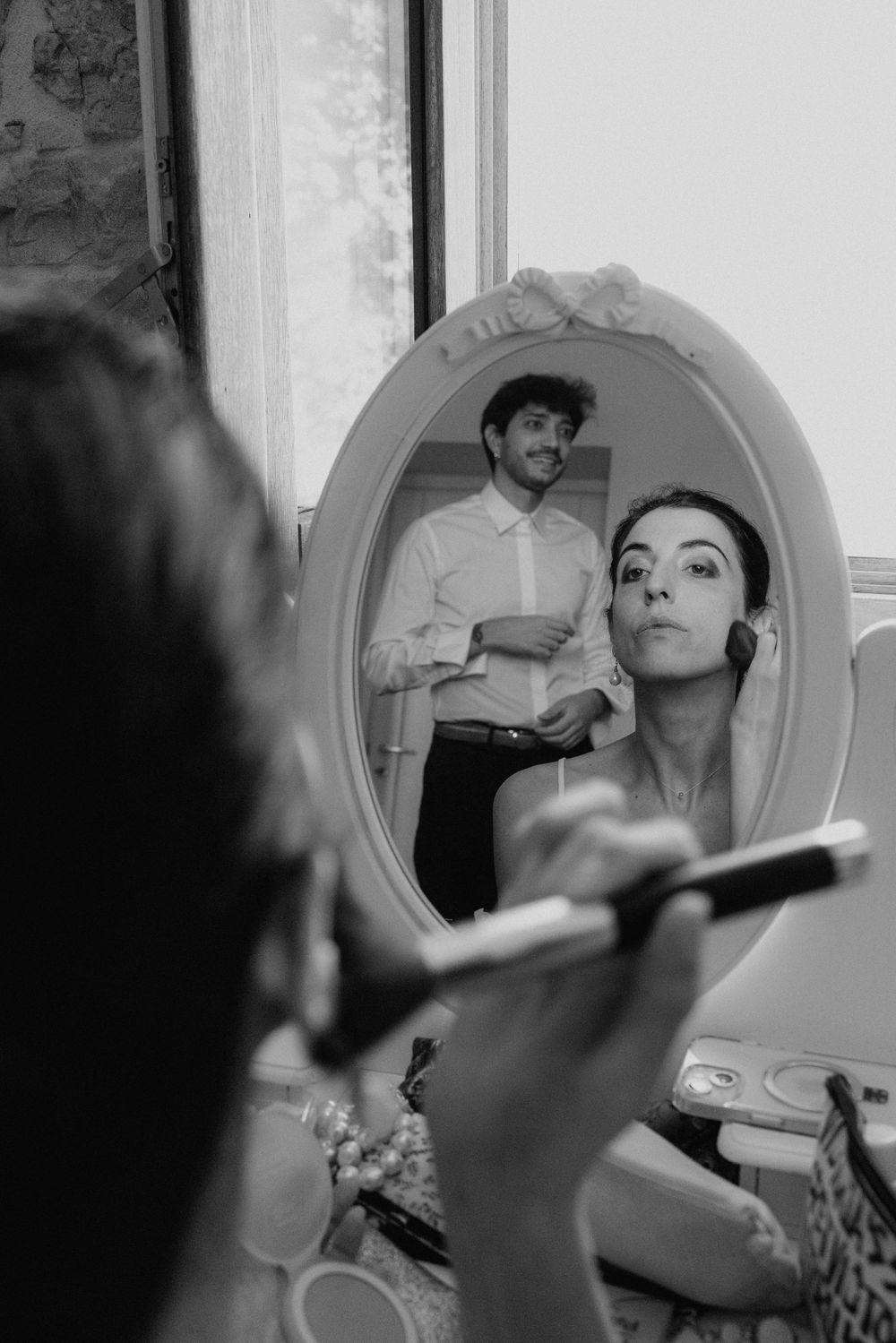 Il volto di Elena riflesso nello specchio durante i preparativi, in bianco e nero.