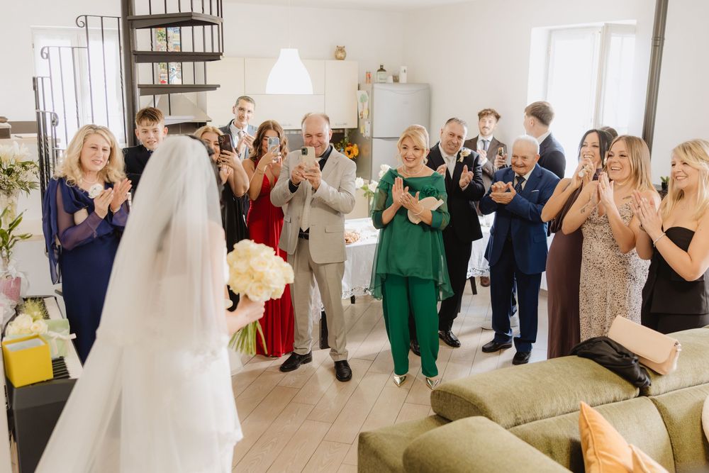 Elena insieme agli invitati, tra sorrisi e gesti di festa prima della cerimonia.