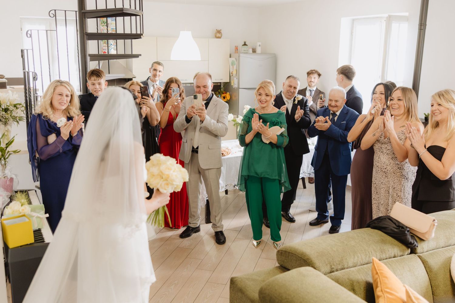 Elena insieme agli invitati, tra sorrisi e gesti di festa prima della cerimonia.