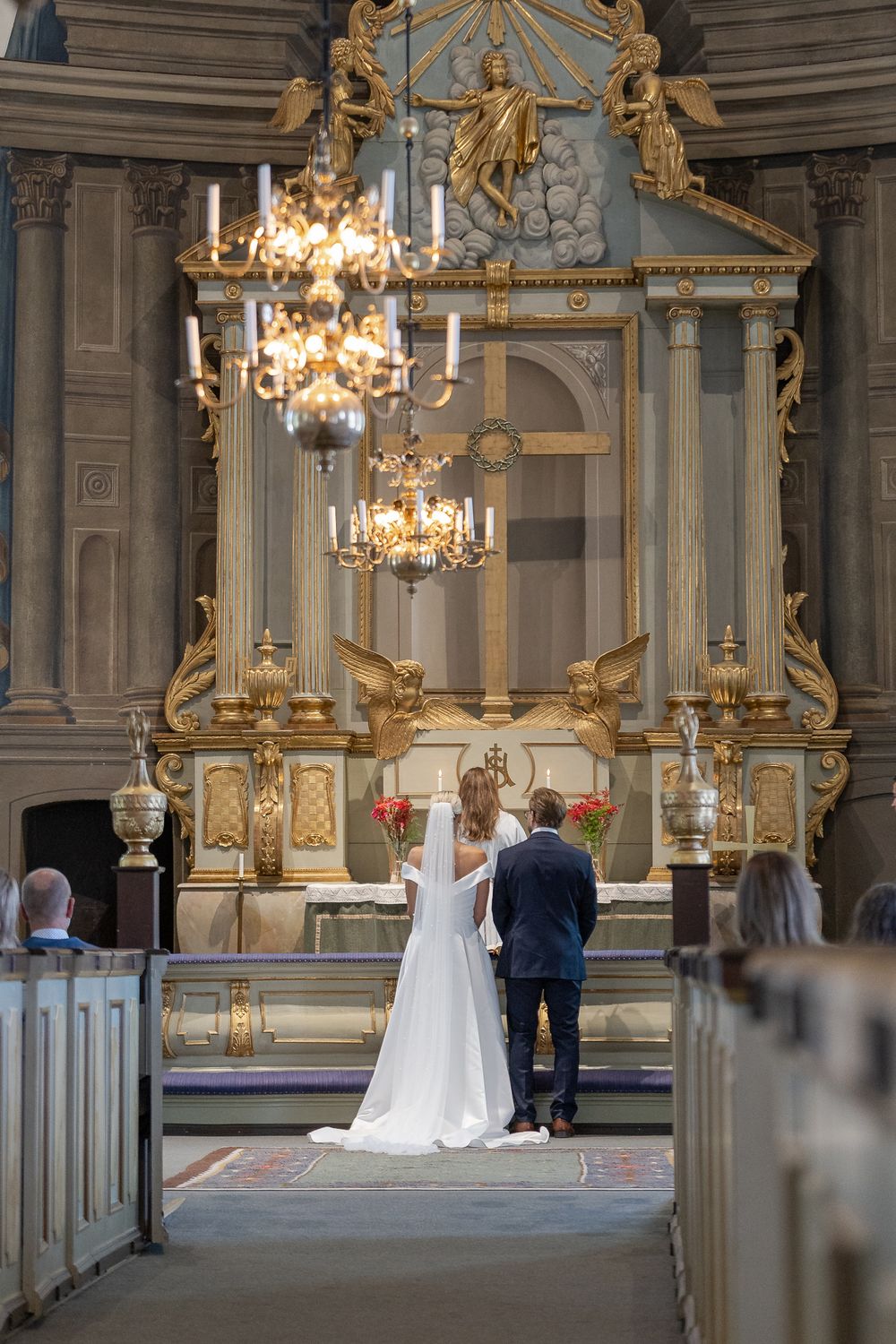 Brudparet i kyrkan under vigseln