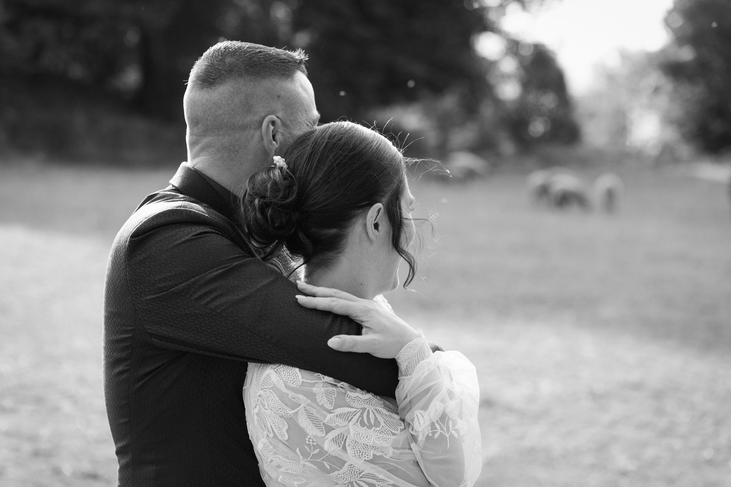 Sposi abbracciati in bianco e nero durante il matrimonio