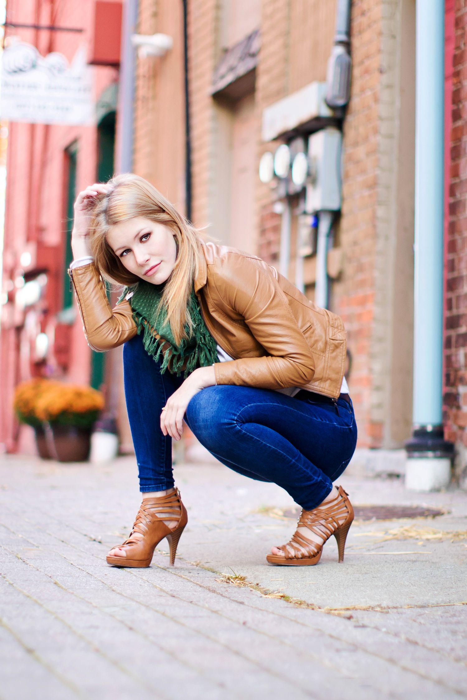 Editorial senior portrait in downtown Howell, MI; girl posing with modern style in Howell Alley District by Brighton, Michigan photographer