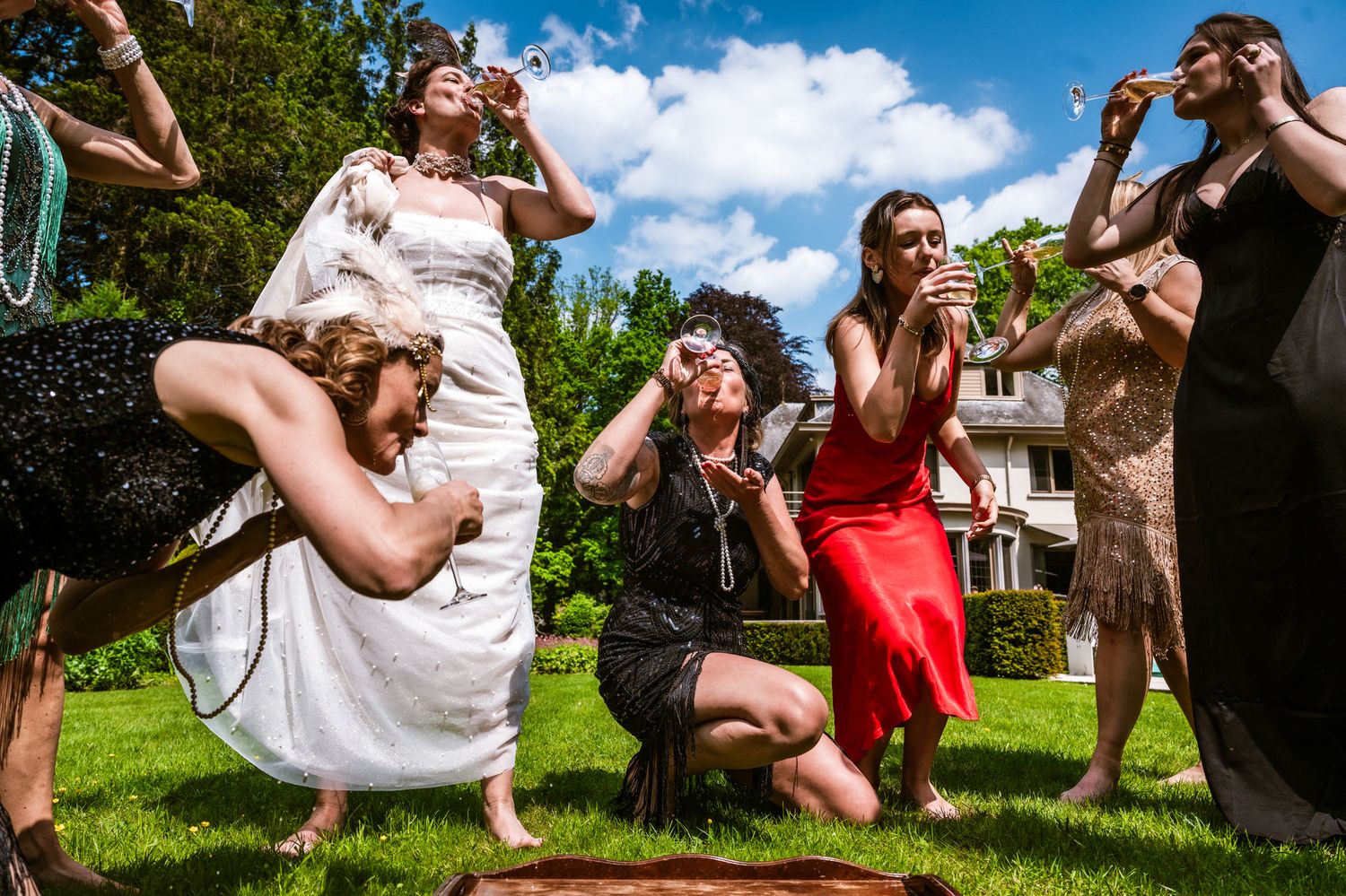 Spontaan huwelijksfeest met bruid en gasten, vastgelegd door huwelijksfotograaf Bart Boodts in België.