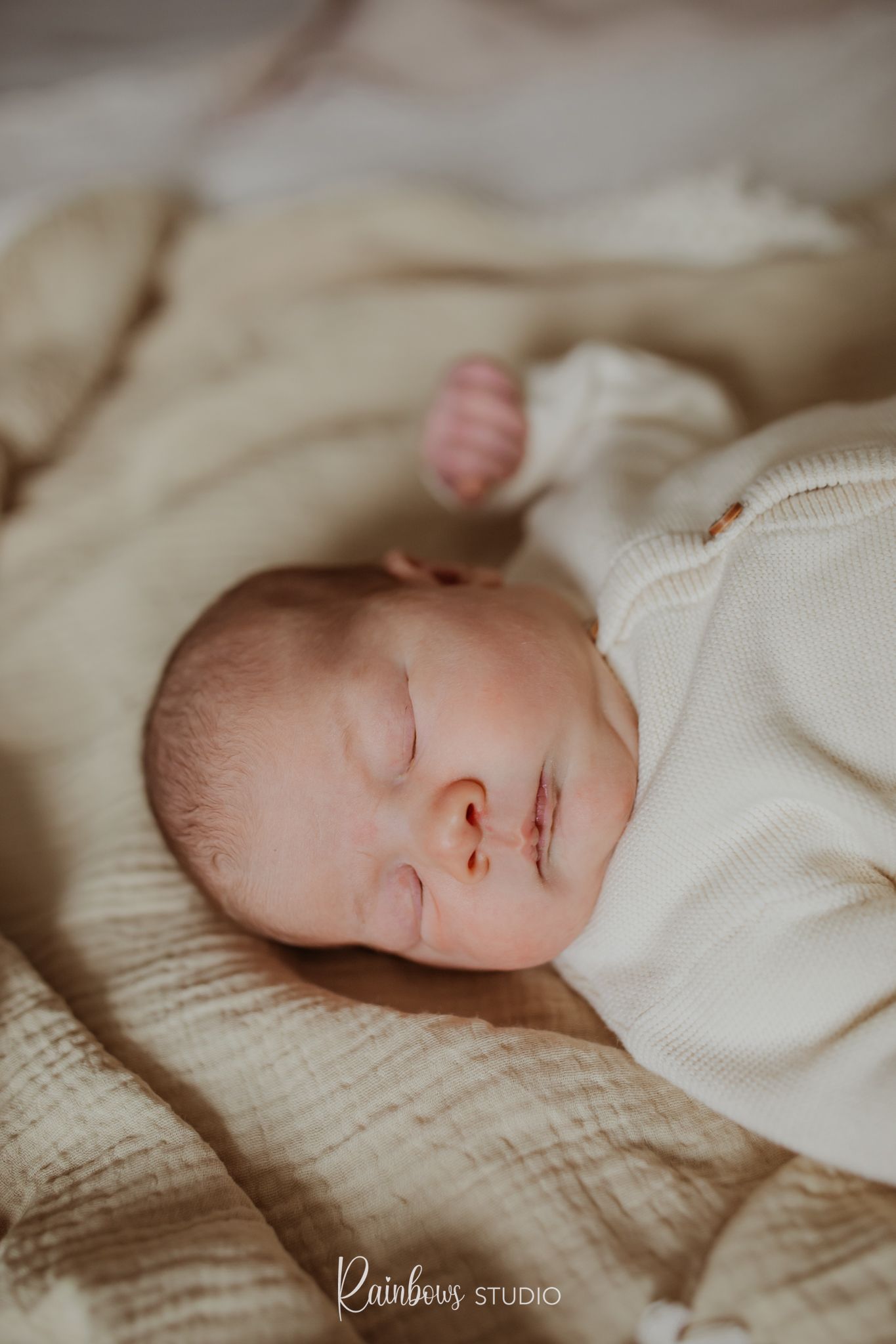 Baby die rustig aan het slapen is