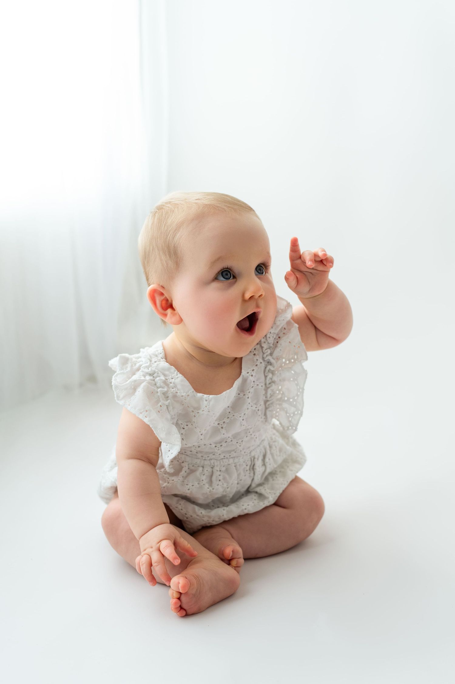 Mini séance photo blanche au studio proche Beauvais épurée et intemporelle - Mathilde Verduyn