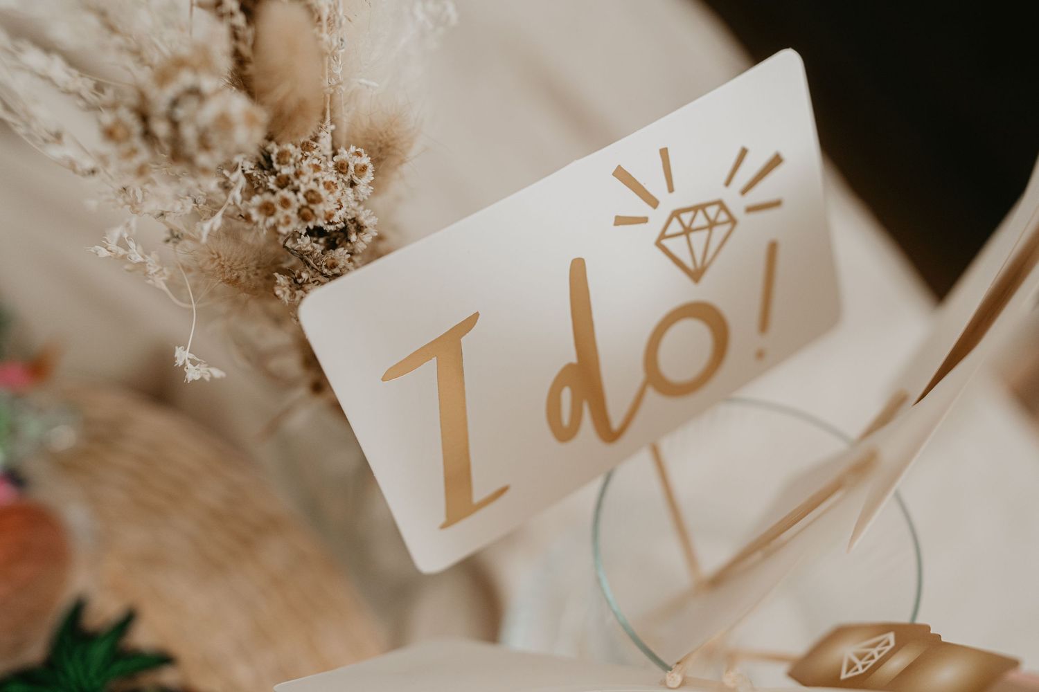 Verschiedene hochwertige Requisiten und Accessoires der Moment Booth Fotobox in Augsburg, ideal für Hochzeiten und Events.