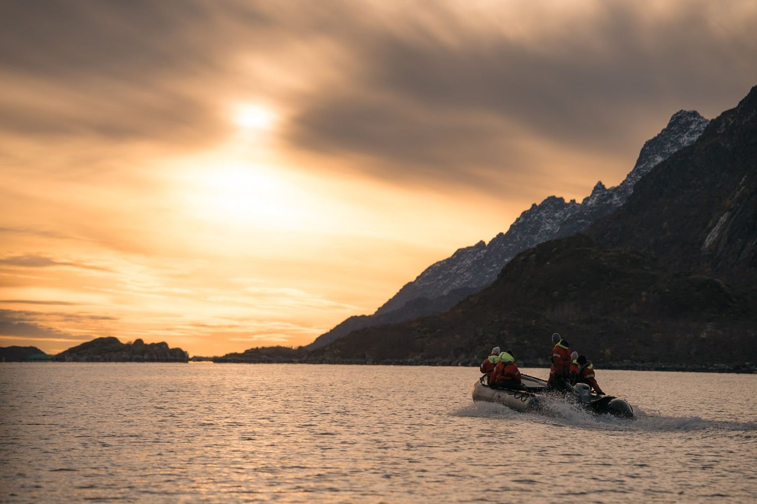 zodiac au coucher du soleil dans les fjords norvégiens