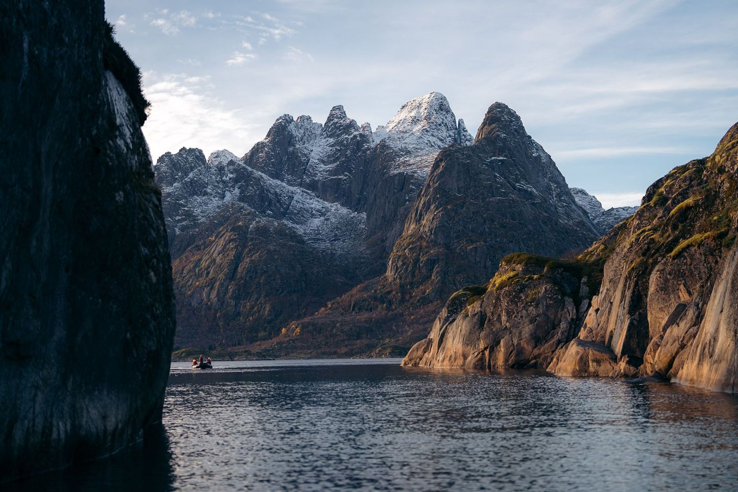 montagnes du trollfjord avec zodiac en petit devant