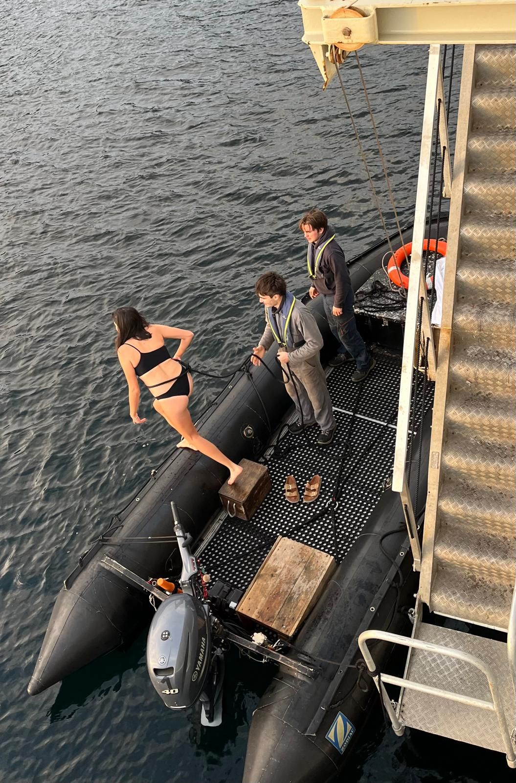 saut dans le fjord en maillot de bain depuis le zodiac du polarfront