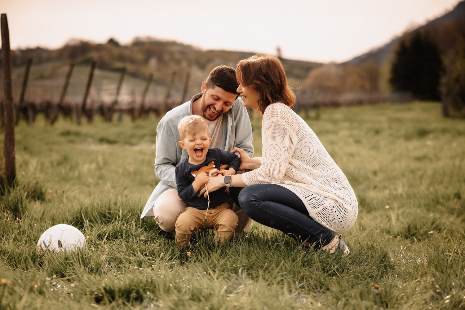 Séance photos famille dans les vignes d'Alsace entre les Vosges et le Rhin