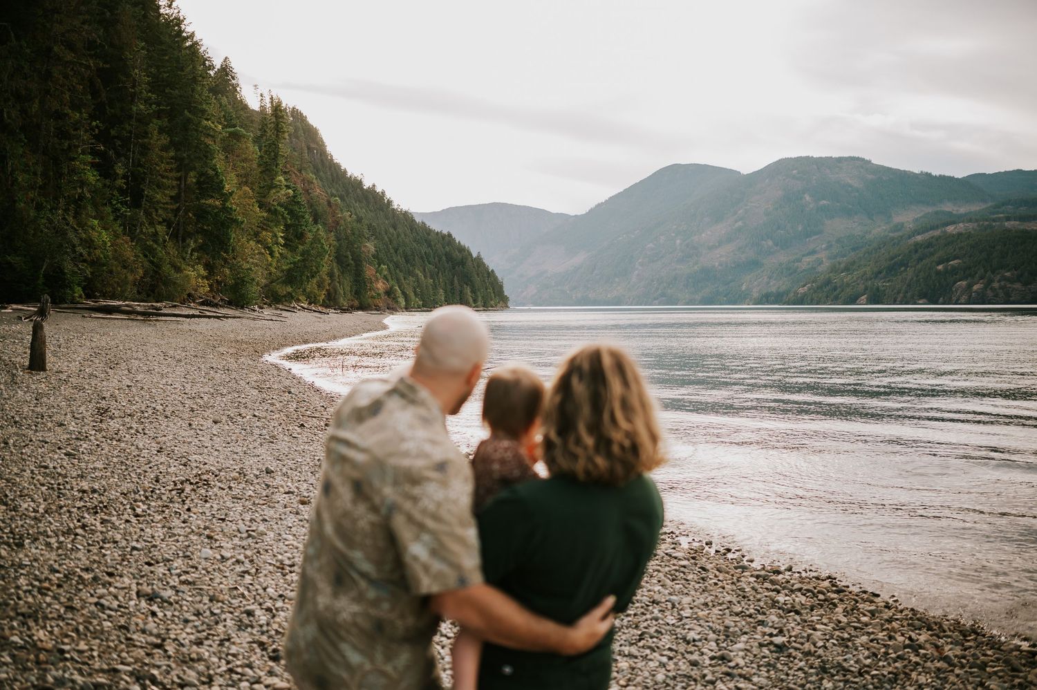 Outfit inspo for your Vancouver Island photoshoot? This family wore creams, sage and rust on Comox Lake beach in the summer