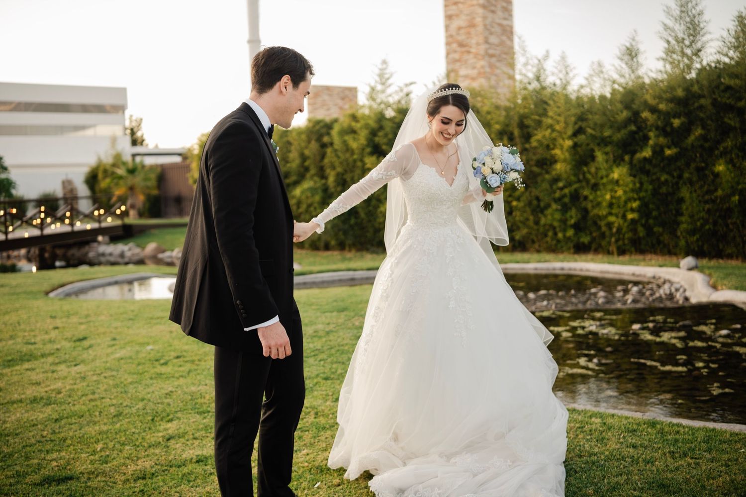 Ceremonia de boda ambientada en una histórica columnata de piedra con arquitectura arqueada.