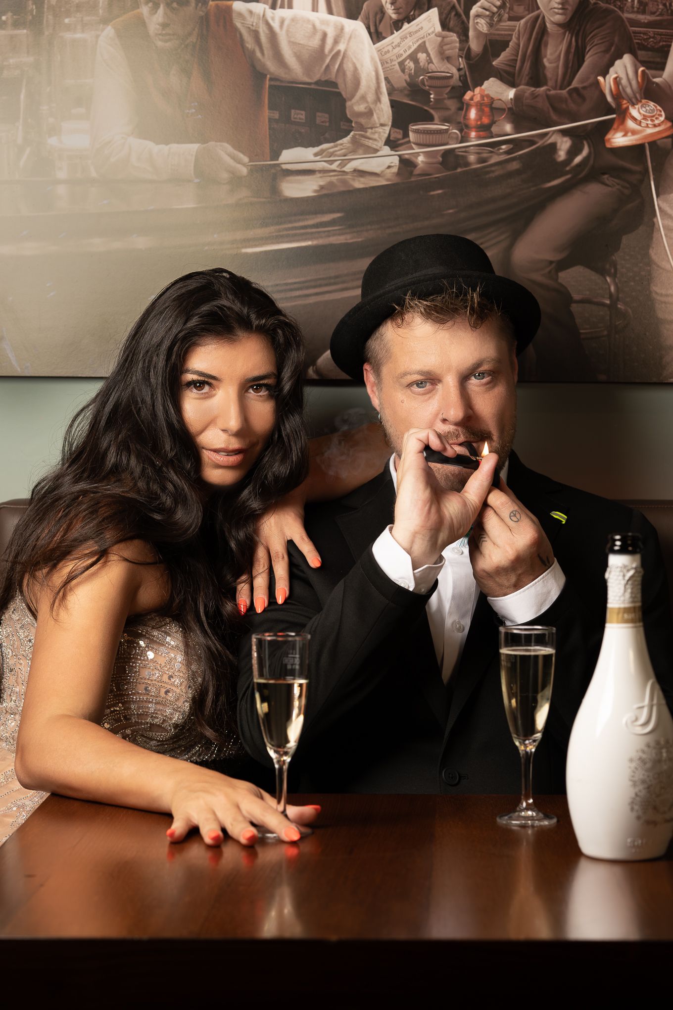 Pärchenfotografie, Love Story Fotografie. Glamorous couple enjoys champagne at upscale bar with vintage decor.