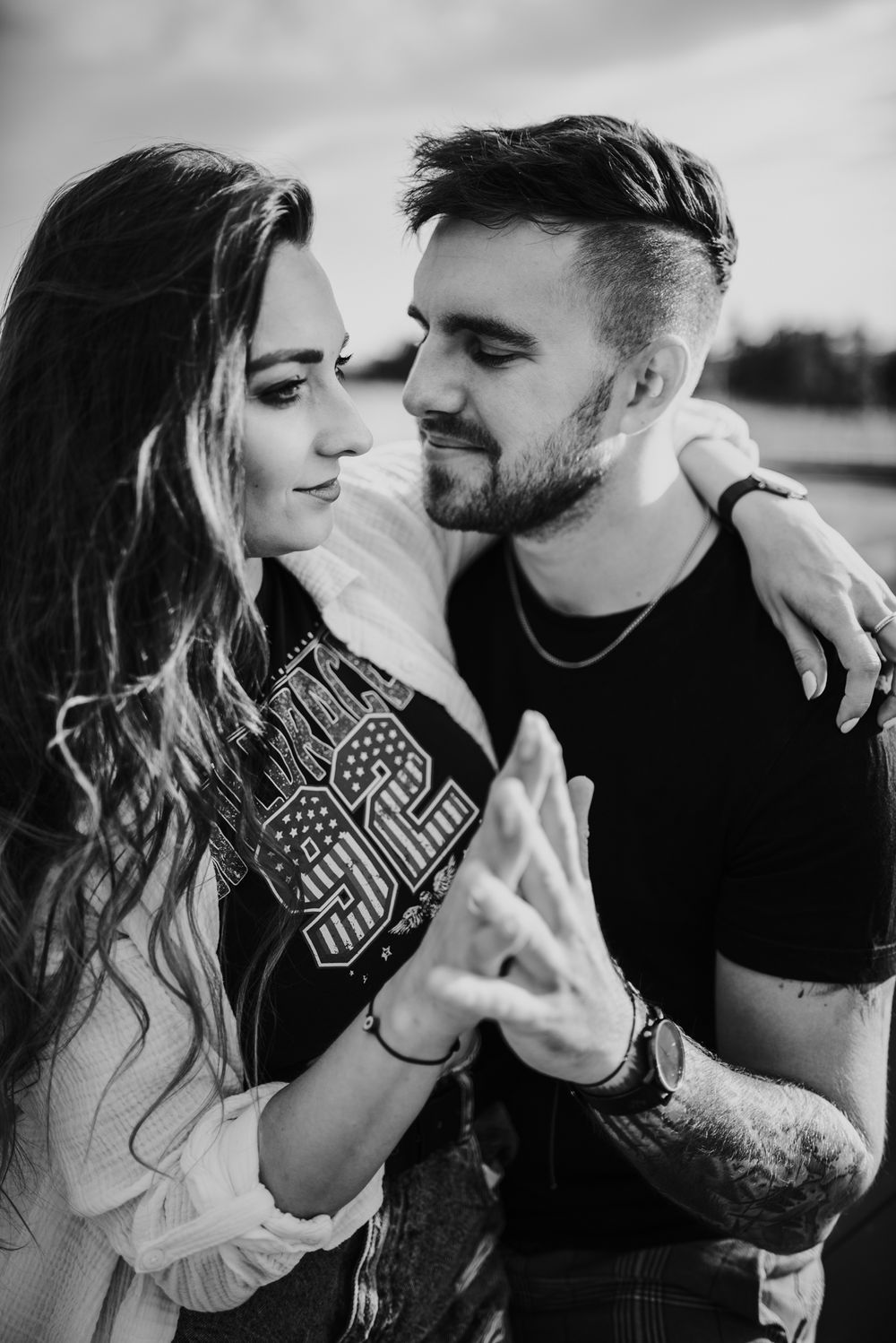 Pár na procházce v Brně – romantické fotky v městských ulicích, fotograf Jeseník
