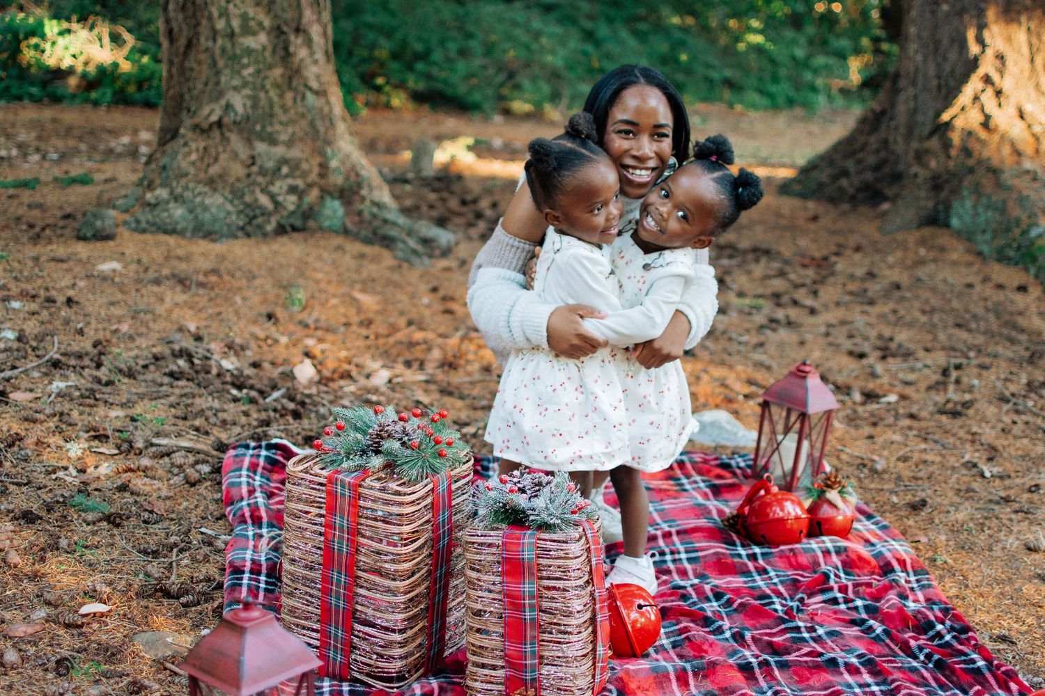 Family sharing laughter during Rochelle Marie Photography’s 2025 Holiday Mini Sessions in Seattle, Washington.