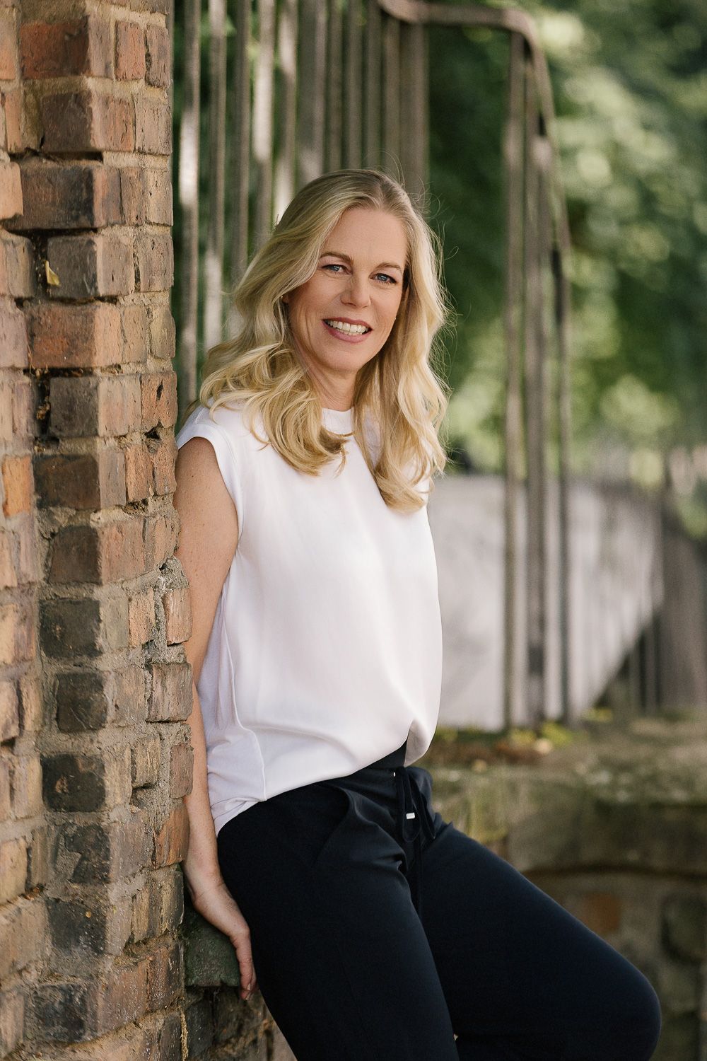 professionelles positives Portrait einer lachenden freien Rednerin on location. People- und Businessfotografie