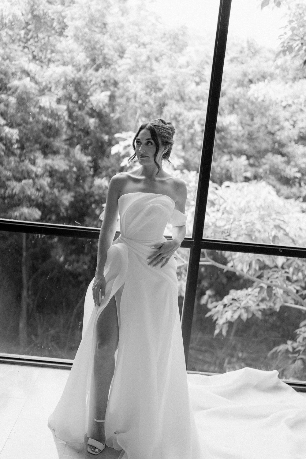 Natural portrait of the bride smiling during a relaxed and romantic wedding day in Costa Rica.