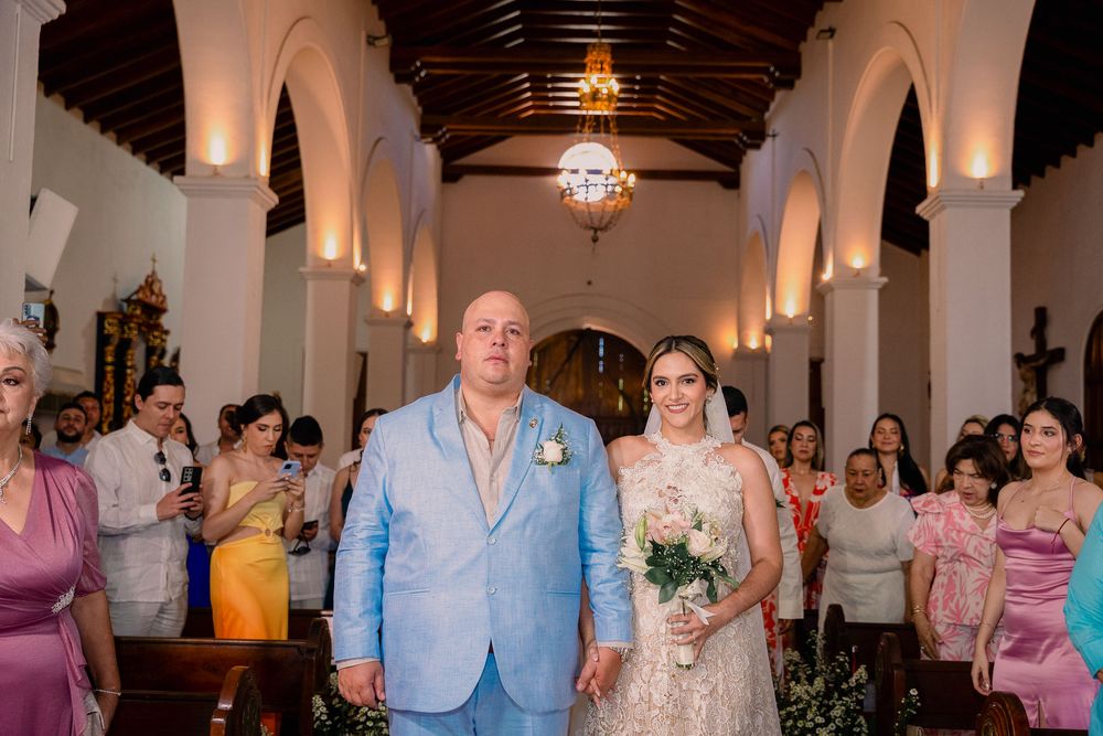 Matrimonio religioso de Angela y Oscar en la histórica Parroquia La Inmaculada Concepción de Valledupar. Enfoque cinematográfico.