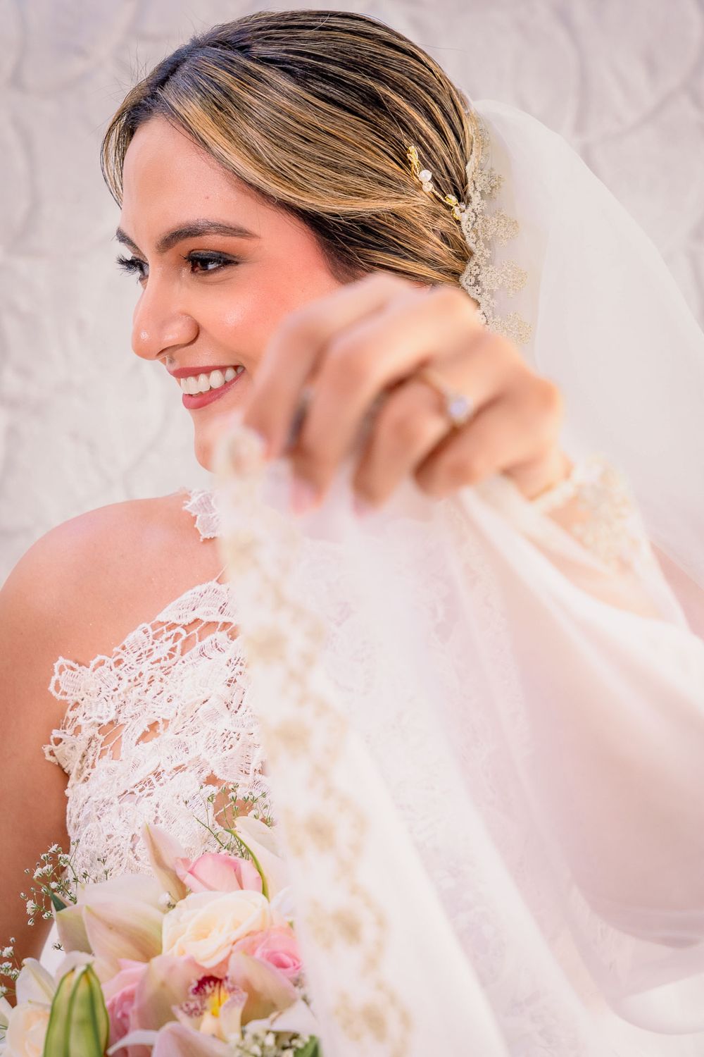 Retrato editorial de los novios con dirección de arte en el Club Campestre Valledupar por fotógrafo de bodas profesional.
