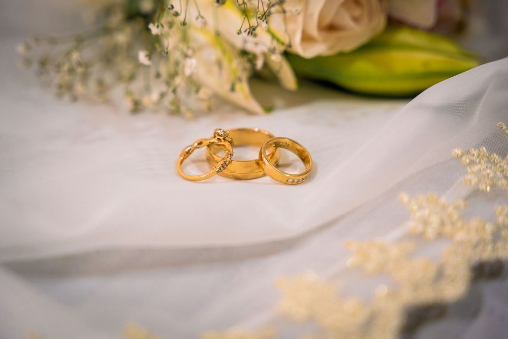 Salida de los novios tras su ceremonia de matrimonio en la Plaza Alfonso López de Valledupar. Estética high fashion.