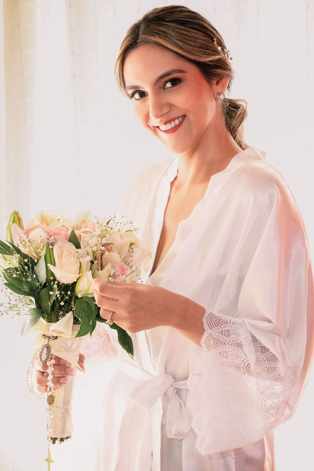 Salida de los novios tras su ceremonia de matrimonio en la Plaza Alfonso López de Valledupar. Estética high fashion.