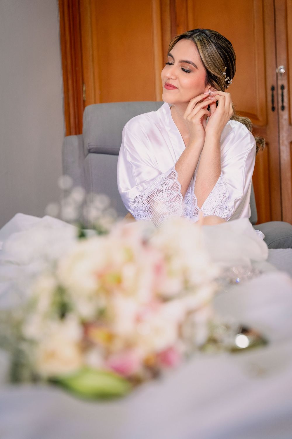 Retrato editorial de los novios con dirección de arte en el Club Campestre Valledupar por fotógrafo de bodas profesional.