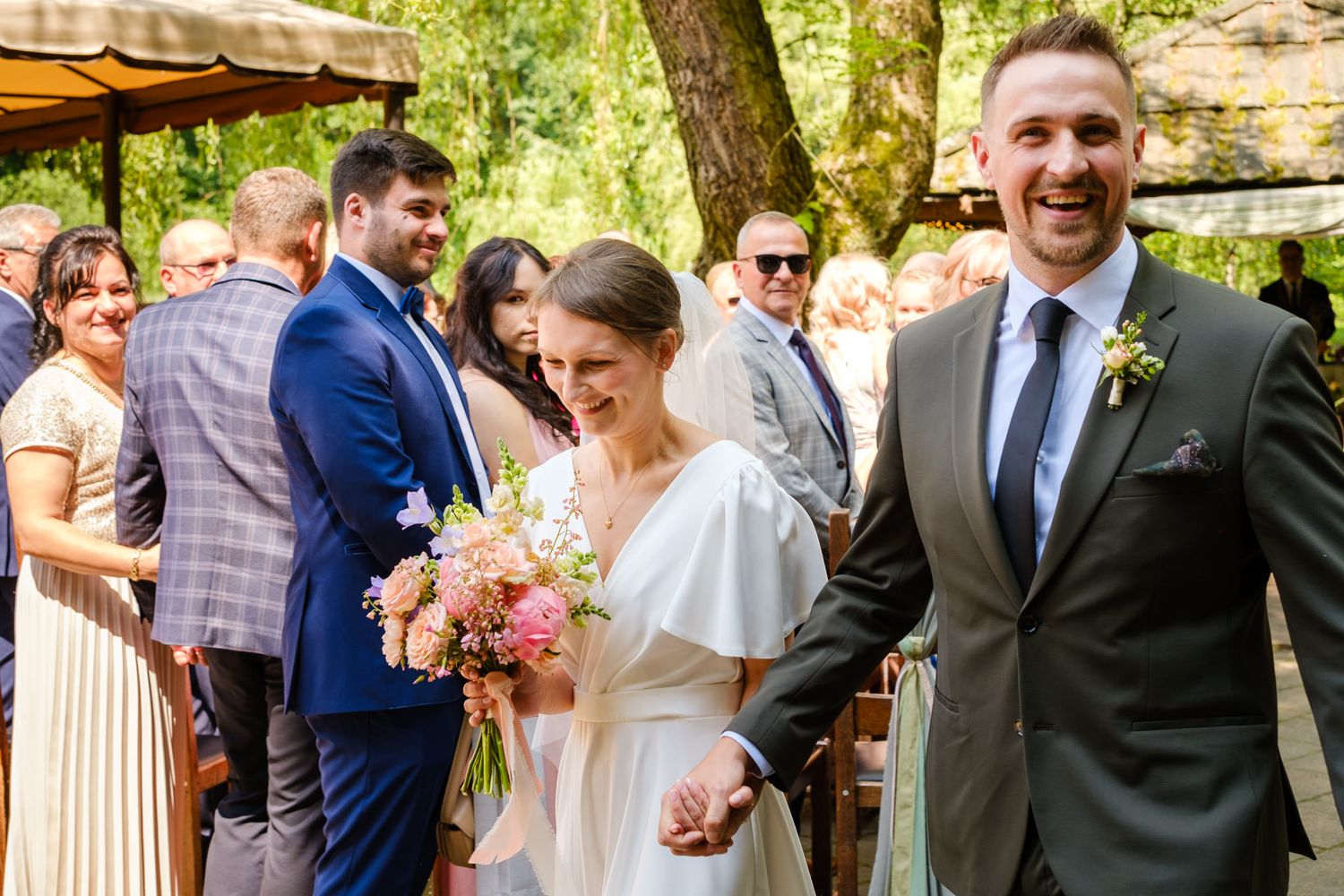 Szczęśliwa Para Młoda, po ceremonii zaślubin.