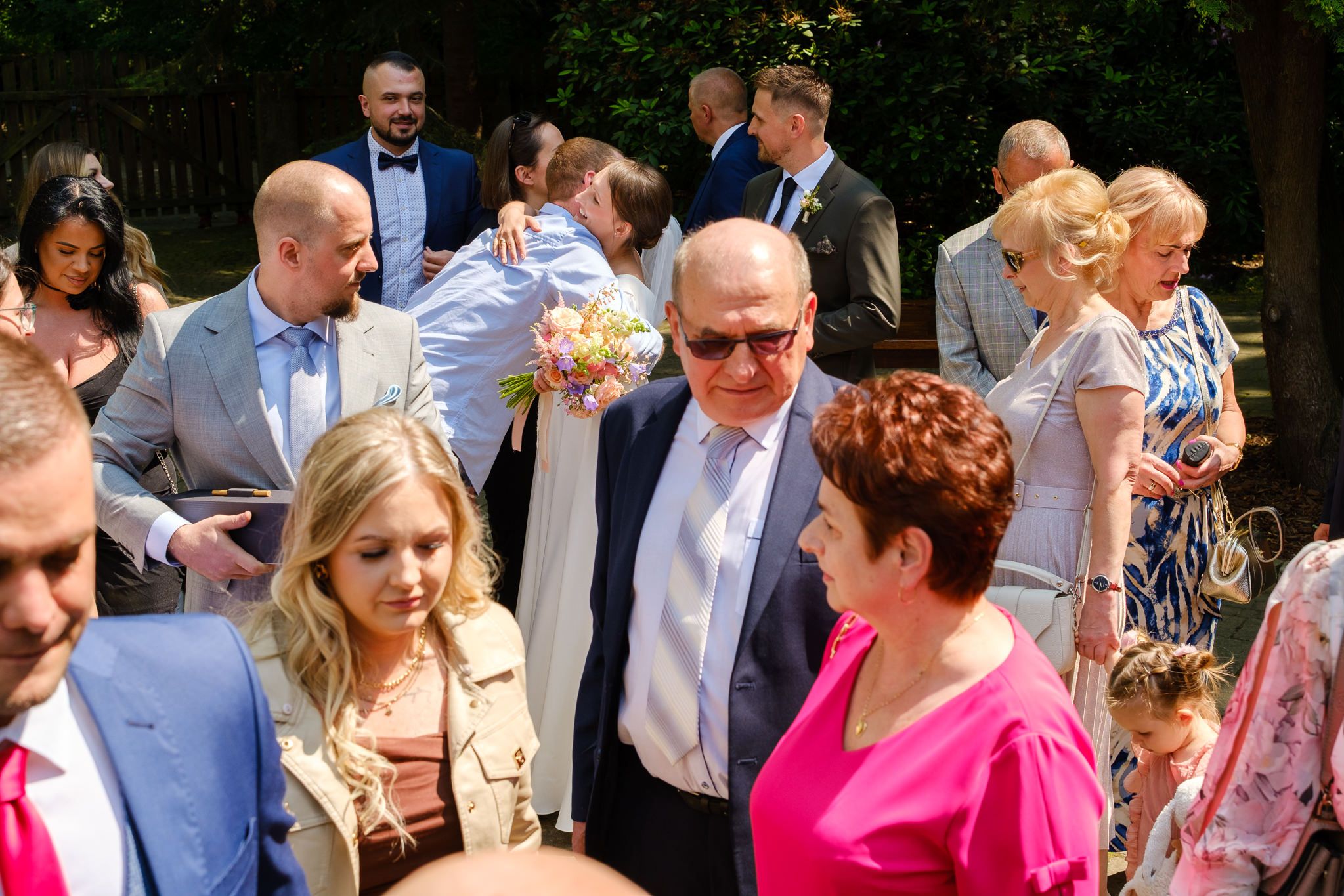 Życzenia ślubne w plenerze na świeżym powietrzu.