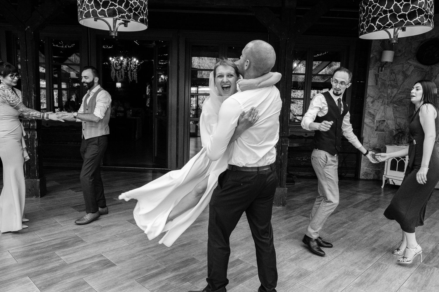 Reportażowa fotografia ślubna bez pozowania.