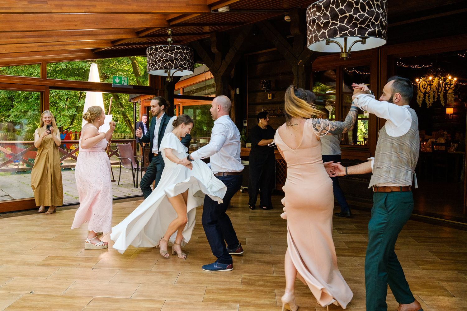 Reportażowa fotografia ślubna bez pozowania.