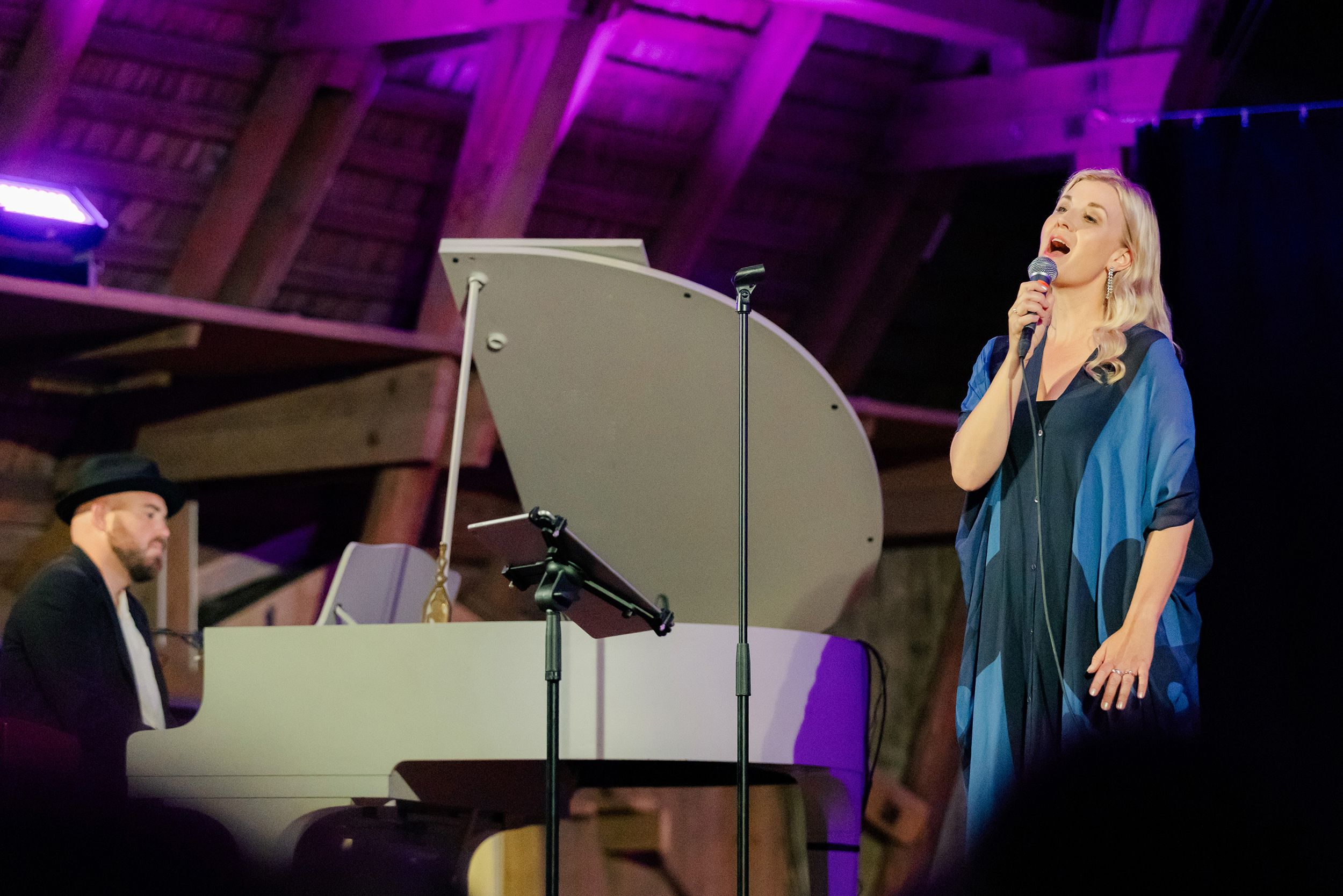 Emmi Christenssons konsert på Borgviks Gård tillsammans med  Jonatan Bengtsson. Fotograf Rebecca Nordin.