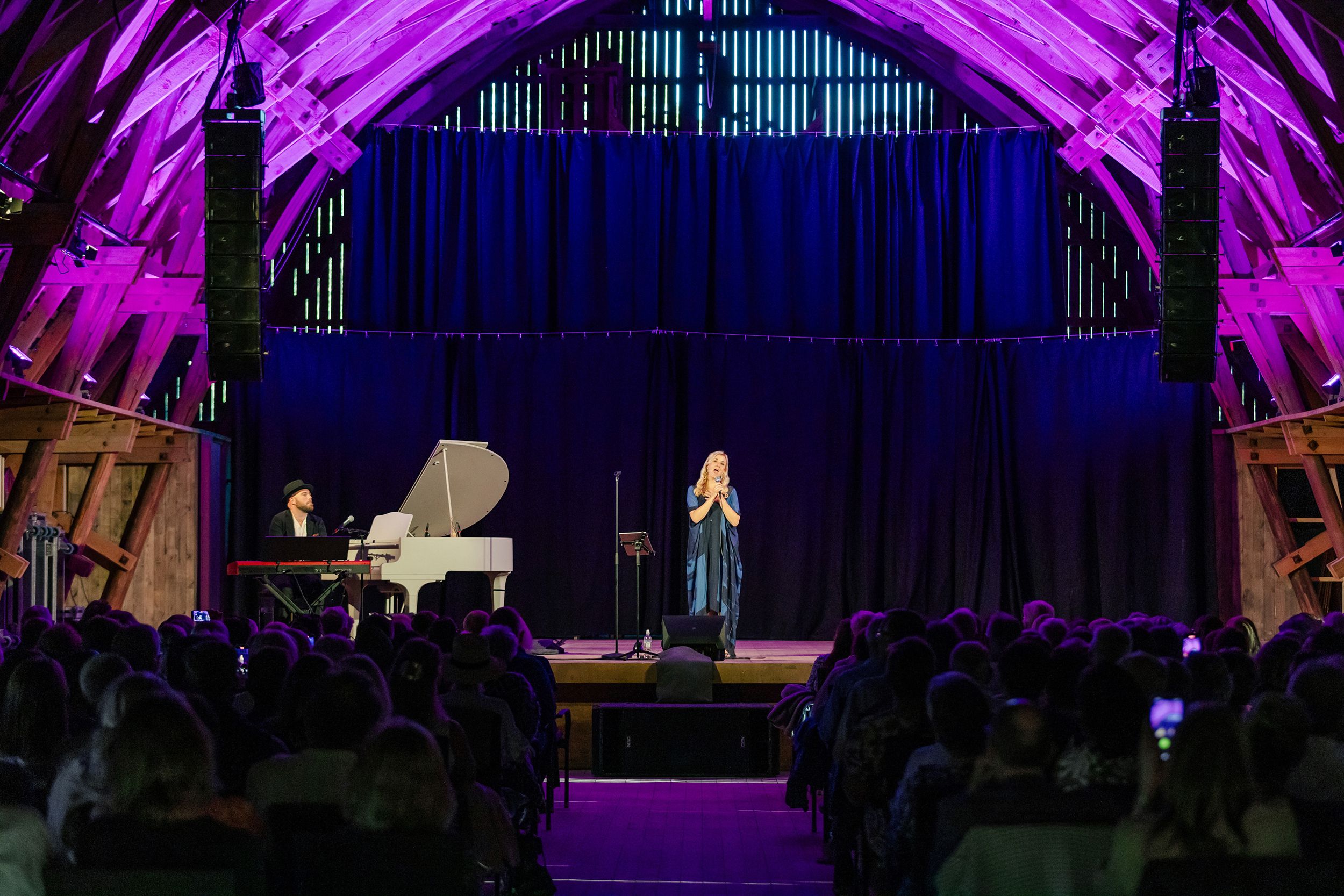 Emmi Christenssons konsert på Borgviks Gård tillsammans med  Jonatan Bengtsson. Fotograf Rebecca Nordin.