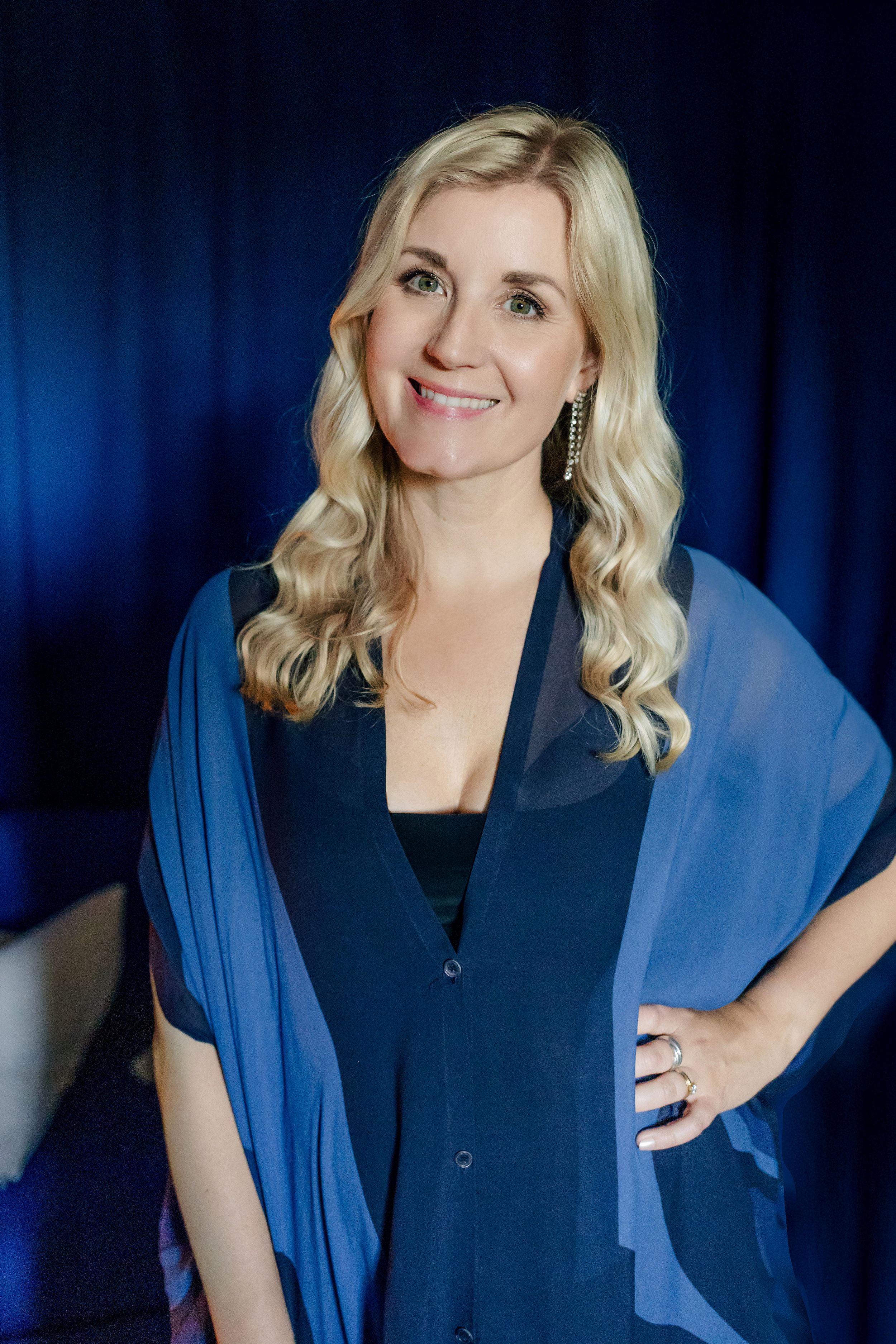 Emmi Christenssons konsert på Borgviks Gård tillsammans med  Jonatan Bengtsson. Fotograf Rebecca Nordin. Porträtt på Emmi.