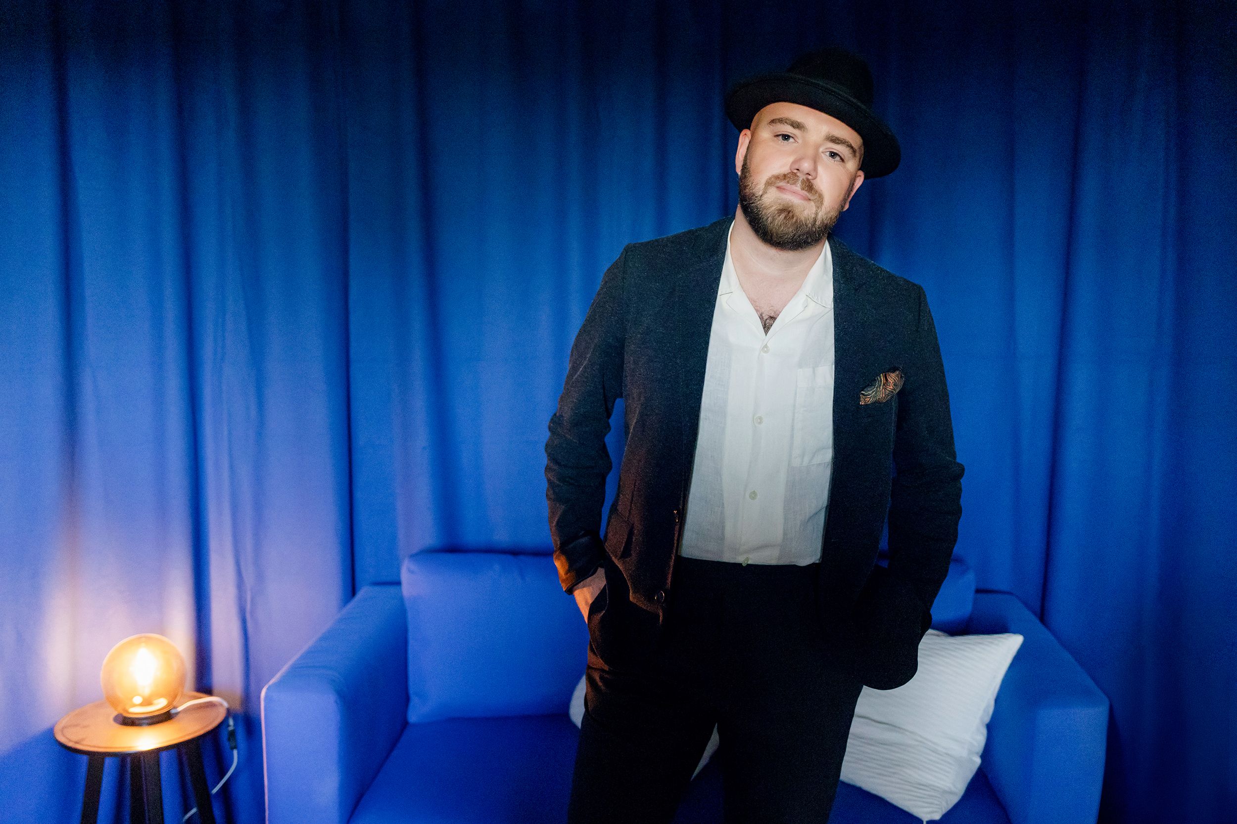 Emmi Christenssons konsert på Borgviks Gård tillsammans med  Jonatan Bengtsson. Fotograf Rebecca Nordin. Porträtt på Jonatan.
