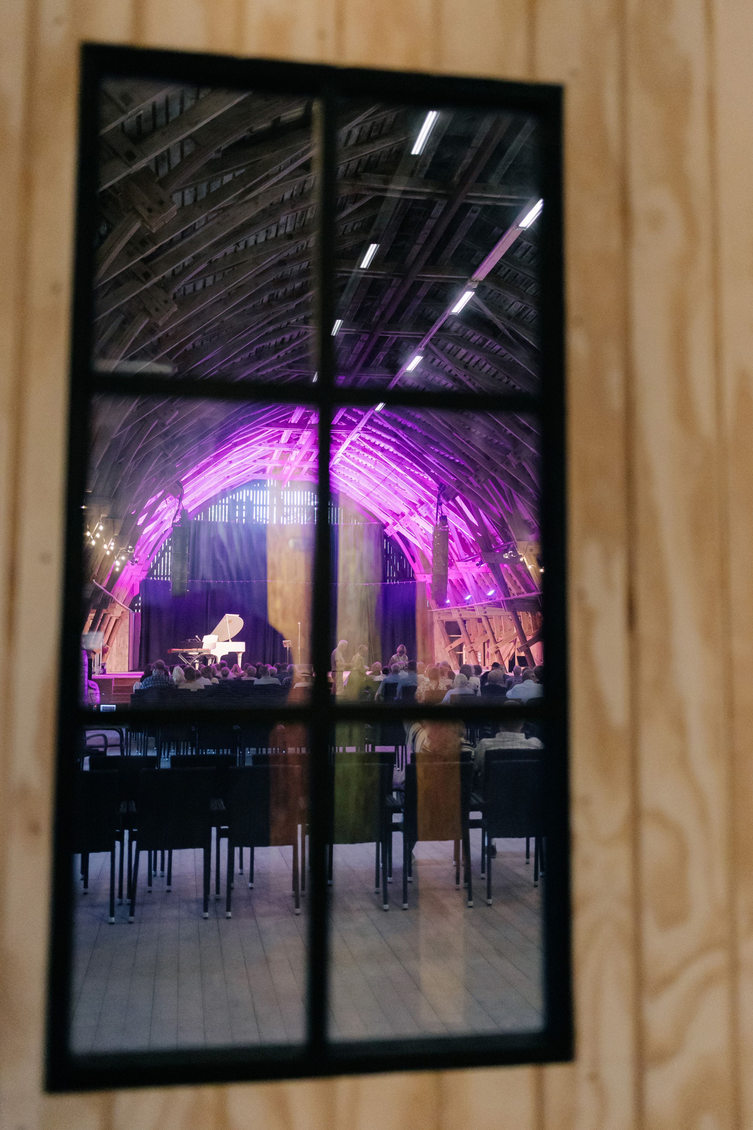 Emmi Christenssons konsert på Borgviks Gård tillsammans med  Jonatan Bengtsson. Fotograf Rebecca Nordin.
